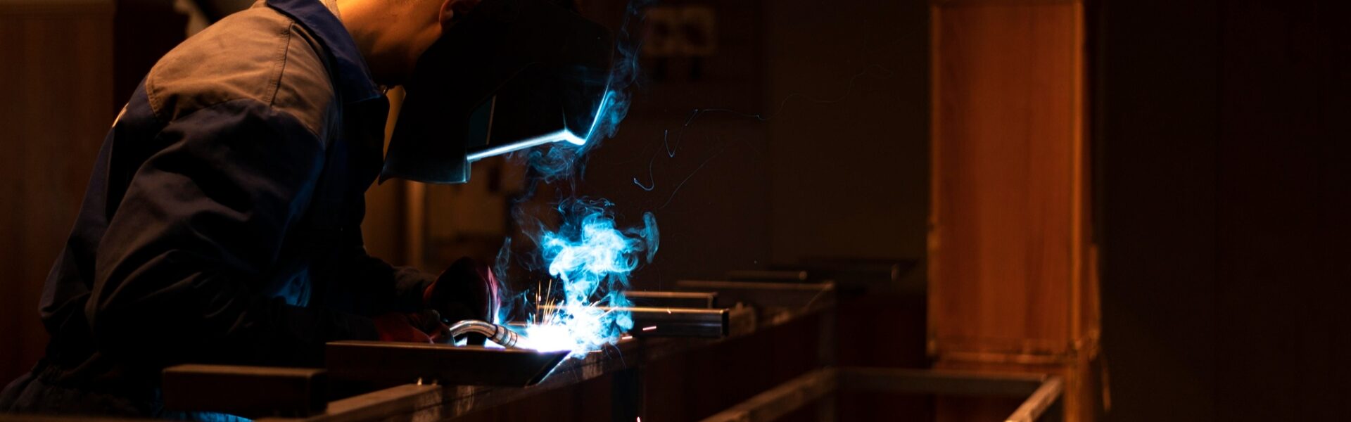 man-with-mask-welding-metal-atelier